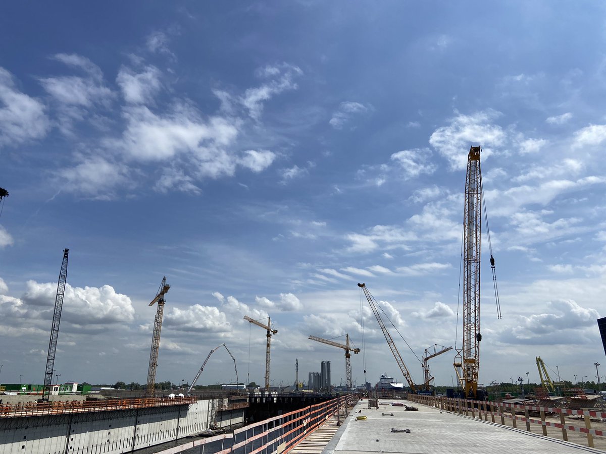 angelinavanw's tweet photo. Wat een waanzinnig mooie plek om te mogen filmen voor #debouwmaakthet! De nieuwe sluis in Terneuzen. Trotse #bouwvrouw ben ik vandaag. Supergastvrij ontvangen, mooie verhalen, prachtige beelden! https://t.co/UCiMEqYLDY