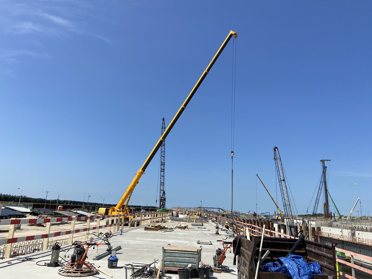 angelinavanw's tweet photo. Wat een waanzinnig mooie plek om te mogen filmen voor #debouwmaakthet! De nieuwe sluis in Terneuzen. Trotse #bouwvrouw ben ik vandaag. Supergastvrij ontvangen, mooie verhalen, prachtige beelden! https://t.co/UCiMEqYLDY