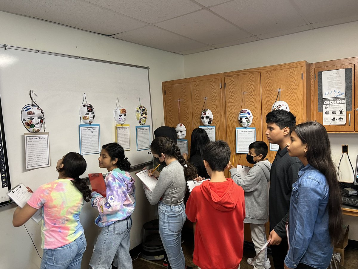 Learners created masks that represented their unique identities and then participated in a gallery walk! Look at this AMAZING community created in our MMS Summer Program 🙂🎭🎨 #MineolaProud <a href="/MsReyes308/">Marleny Reyes</a> <a href="/BrendaSilverma9/">Brenda Silverman</a> <a href="/Ms_gomez67/">Masiel Gómez</a> <a href="/Colemoriarty/">Nicole Moriarty, Ed.D</a>