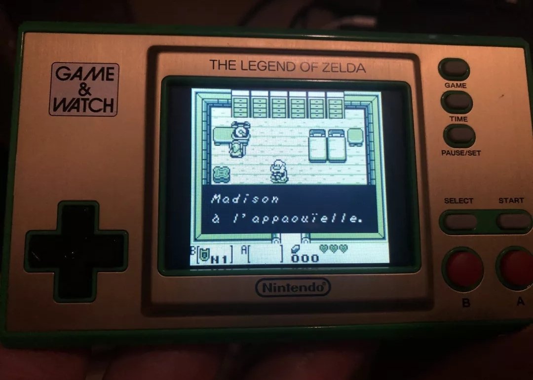 Saviez vous ? Sur la Game and watch Zelda de #nintendo la rom FR de link's awakening n'est pas le jeu d'époque que nous avons eu étant petit ! Grâce à une vérification avec <a href="/Monsieur_Data/">Mister Data 🐶</a> on peut voir que le nom de Madonna a été enlevé pour Madison. Alors <a href="/NintendoFrance/">Nintendo France</a> ?