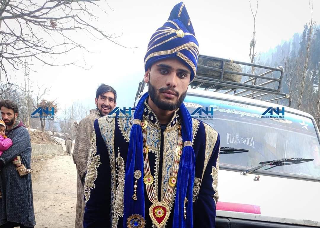 Gabbar0099's tweet photo. This gentleman is Imtiyaz ahmed khan from Kashmir who used to work at amarnath yatra with his horse serving the pilgrims. 

During recent avalanche at amarnath site, he risked his life to save pilgrims and managed to rescue around 30+ pilgrims until he himself fell down and died. https://t.co/ifEpapARNe