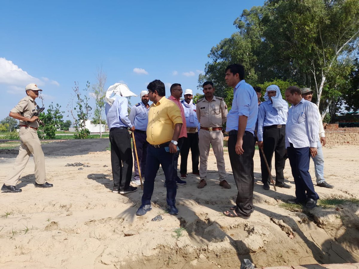 ArvindwivediADM's tweet photo. #गढ़मुक्तेश्वर NH-09 के किनारे ग्रीन बेल्ट स्थित अवैध कॉलोनियों का अतिक्रमण HPDA के साथ हटाया गया। https://t.co/kwGGcWpqCw