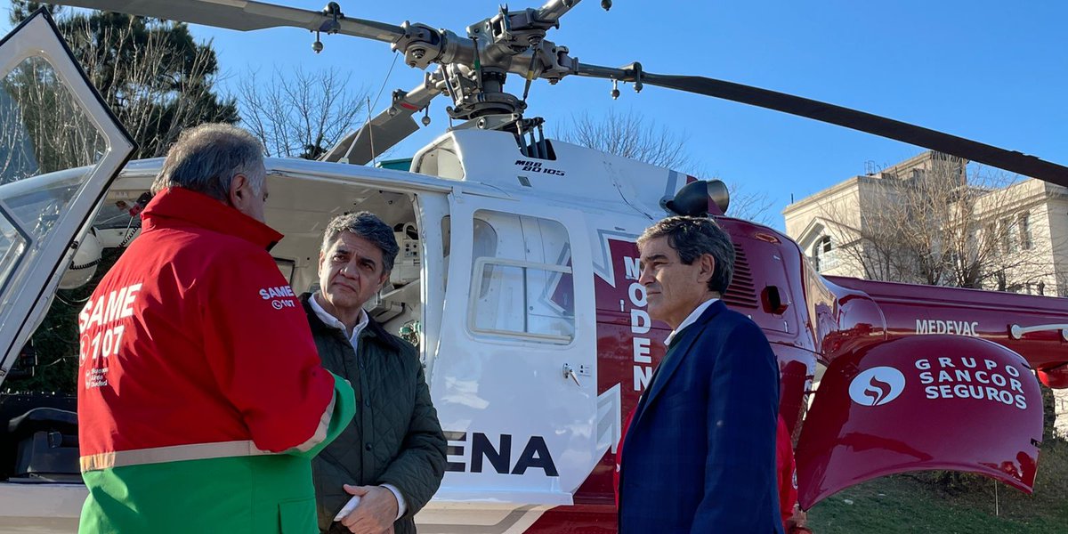 FernanQuirosBA's tweet photo. Recorrimos el SAME junto a @jorgemacri y su director, Alberto Crescenti, quién presentó el nuevo escuadrón de motos médicas y nos contó sobre la incorporación de la telemedicina, que permite la atención en forma inmediata y acompaña al paciente hasta la llegada de la ambulancia. https://t.co/4LlhcJzkiJ