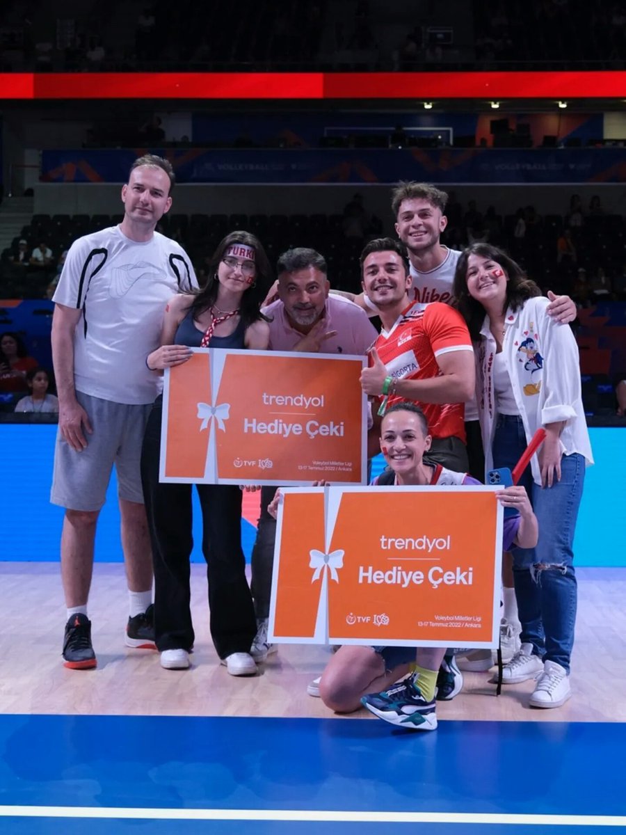 Trendyol ile birlikte A Milli Kadın Voleybol Takımımıza destek vermeye giden Cemal Can, "Trendyol Şanslı Servis" oyununu kazanan taraftarlara hediye çeklerini takdim etti ❤🎁

#FileninSultanları 
#cemalcancanseven