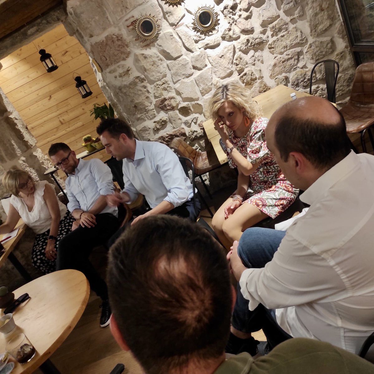 PSOEBurgosLocal's tweet photo. 📍Nuevo encuentro de nuestro secretario general y alcalde @danidelarosa con nuestros compañeros/as 

👉🏻Una tarde disfrutando de agradable café en el que hablamos de la actualidad de #Burgos ☕️☕️

#BurgosPorDelante https://t.co/ad6Av8wU7R