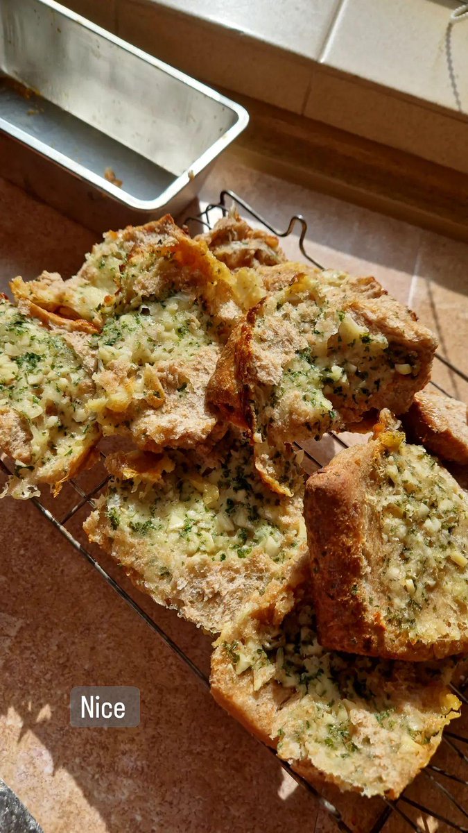 MissSaleemECT's tweet photo. Eyo look at my homemade cheesy garlic bread https://t.co/8oicUrVkYe