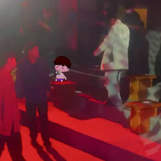 MOHAMEDYTFF2's tweet photo. SHIRTLESS MIN YOONGI AT THE PARTY??? https://t.co/QYNirCEkPY