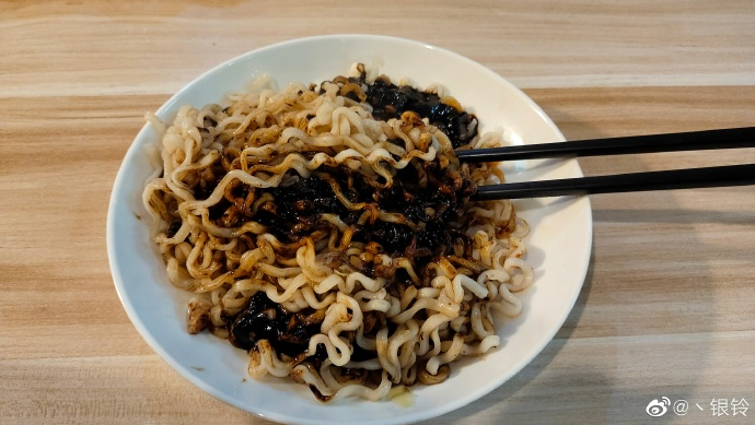 WolvesIDV_Intl's tweet photo. #Wolves_YinL's Weibo post:
First time making lo mien by myself and was even roasted by CraZy.
"The water isn't even boiling why did you put the noodles in?"
"Huh, why did you put the seasonings in?" 🤦♂️😂
The end result... looks... kinda edible... 😏 https://t.co/E2Ncqbms85