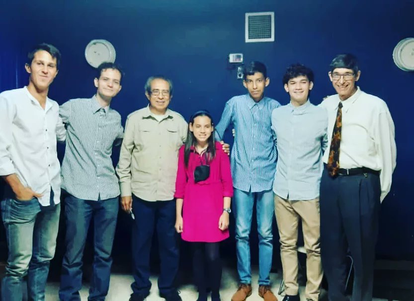 La Cátedra de Guitarra Clásica "Antonio Lauro". Dirigida por el profesor José Luis Presa presentó a sus estudiantes este miércoles 13/07. Antonella Rondón, Gabriel Chacón,
Israel Branco, César Calvo, Carlos Niemtschik.
<a href="/formacultura_ve/">Dir Gral De Formación del MPPC</a>