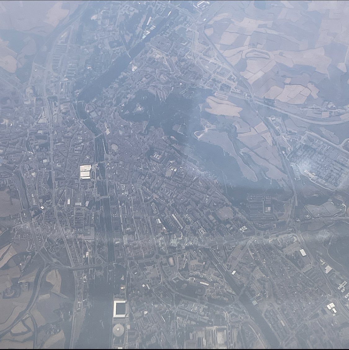 JjMartc's tweet photo. #Geografía Un poco de #alavionismo con @Iberia en trayecto #Madrid #Santander, así se ve #Burgos a 10.000 m. de altura. Se reconoce el @museoevolucion, #ElPlantío, la casa del @Burgos_CF, y #ElColiseum sede del @SanPabloBurgos https://t.co/6LN59VrHcc