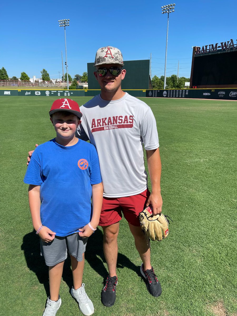 chea_o's tweet photo. A HUGE thank you to @ZackMorris55 and @w_mcentire for spending time with these kids this week!  My son had an amazing time &amp; can’t stop talking about it.  I love what you guys and the @RazorbackBSB program represent. @VanHornHogs and @HunterYurachek BE PROUD! https://t.co/iXLCcOvzWx