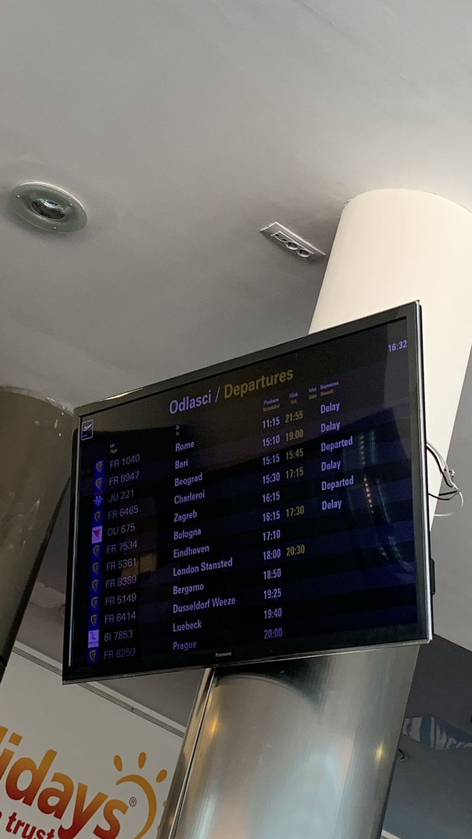 Perché bisogna essere ostaggio delle compagnie aeree senza nemmeno avere informazioni su cosa stia succedendo ? ⁦<a href="/Ryanair_IT/">Ryanair Italia</a>⁩ #turismo #dirittiviaggiatori