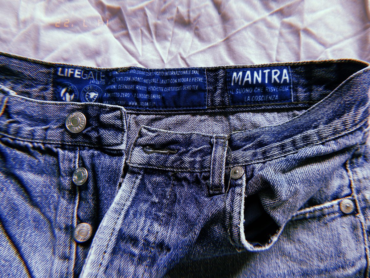 Manomadai's tweet photo. Ho comprato questi jeans su @lifegate almeno 13/14 anni fa! Sono stinti e lisi e nonostante li ringrazi a profusione per la vita assieme ho dei dubbi sullo sbarazzarmene - sicuramente li regalo ad una charity locale come @TRAID #vintage #sustainableclothing #lifegate #impattozero https://t.co/VWc8Vnzzyi