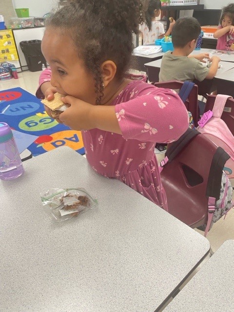 PearlandISD's tweet image. Bilingual/ESL Pre-K &amp;amp; Kinder students participated in exciting science experiments, had tasty snacks, learned a lot and had fun while attending summer school in Pearland ISD. #WeAreKnowledgeable #WeArePearlandISD