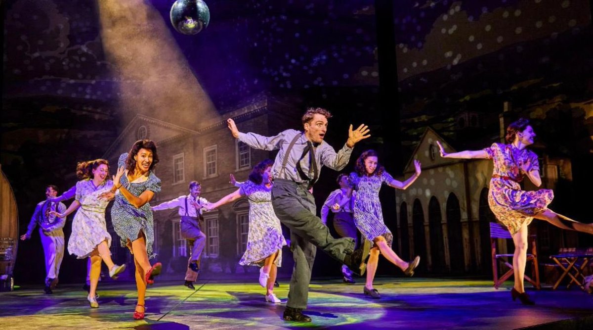 CBTheatreFilmTV's tweet image. Catch #JackAbsoluteFliesAgain from tonight at the @NationalTheatre with choreography by the brilliant @LizziGee1 💫🙌🏼 #OpeningNight