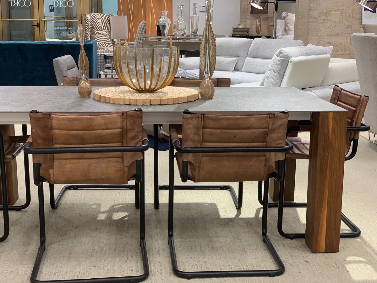 Shoutout to our Boston showroom for perfectly demonstrating how mixing textures is a fun and easy way to add some pizzazz ✨ to a room.