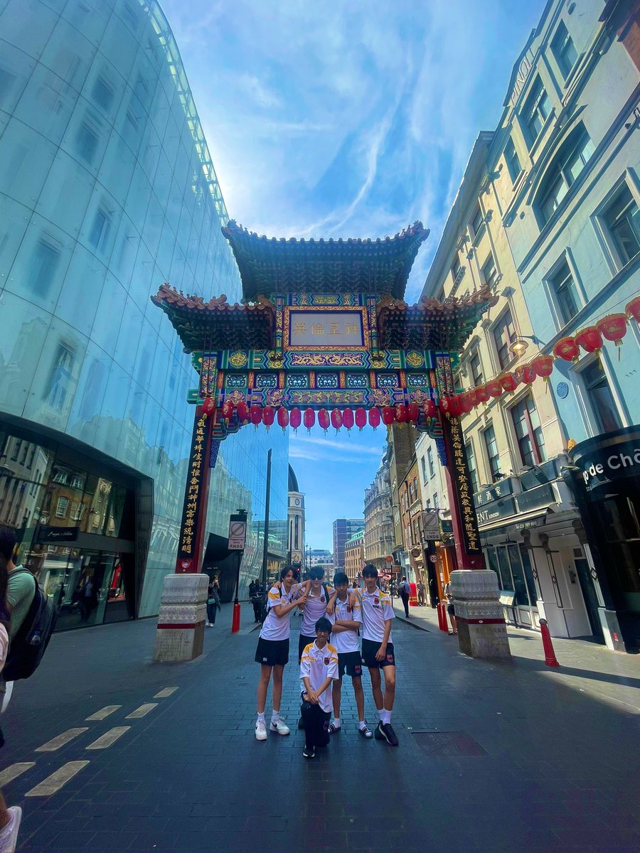 FulhamBoys_FA's tweet photo. A successful day out with my favourite Liddellians☀️ The boys planned the route & I provided snacks.. the perfect combo! #TubeChallenge @FBS_Enterprise https://t.co/Cvr1fWFpZV