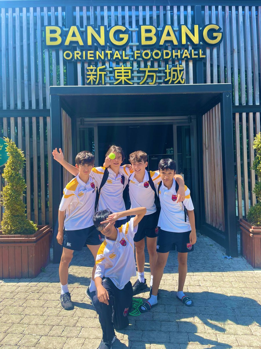 FulhamBoys_FA's tweet photo. A successful day out with my favourite Liddellians☀️ The boys planned the route & I provided snacks.. the perfect combo! #TubeChallenge @FBS_Enterprise https://t.co/Cvr1fWFpZV