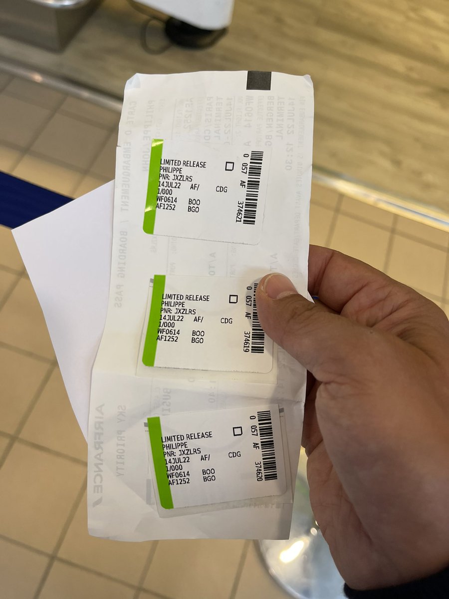Matphil12345's tweet photo. @airfrance Bonjour, Je voyage avec des enfants en bas âge. Nous avons pris un vol Air France ce matin CDG pour Bodo avec connexion à Bergen. Nos trois bagages manquent . déclaration en ligne impossible sur le site Air France car le dernier vol est opéré par Wideroe . Help! https://t.co/5SH9zF1rrP