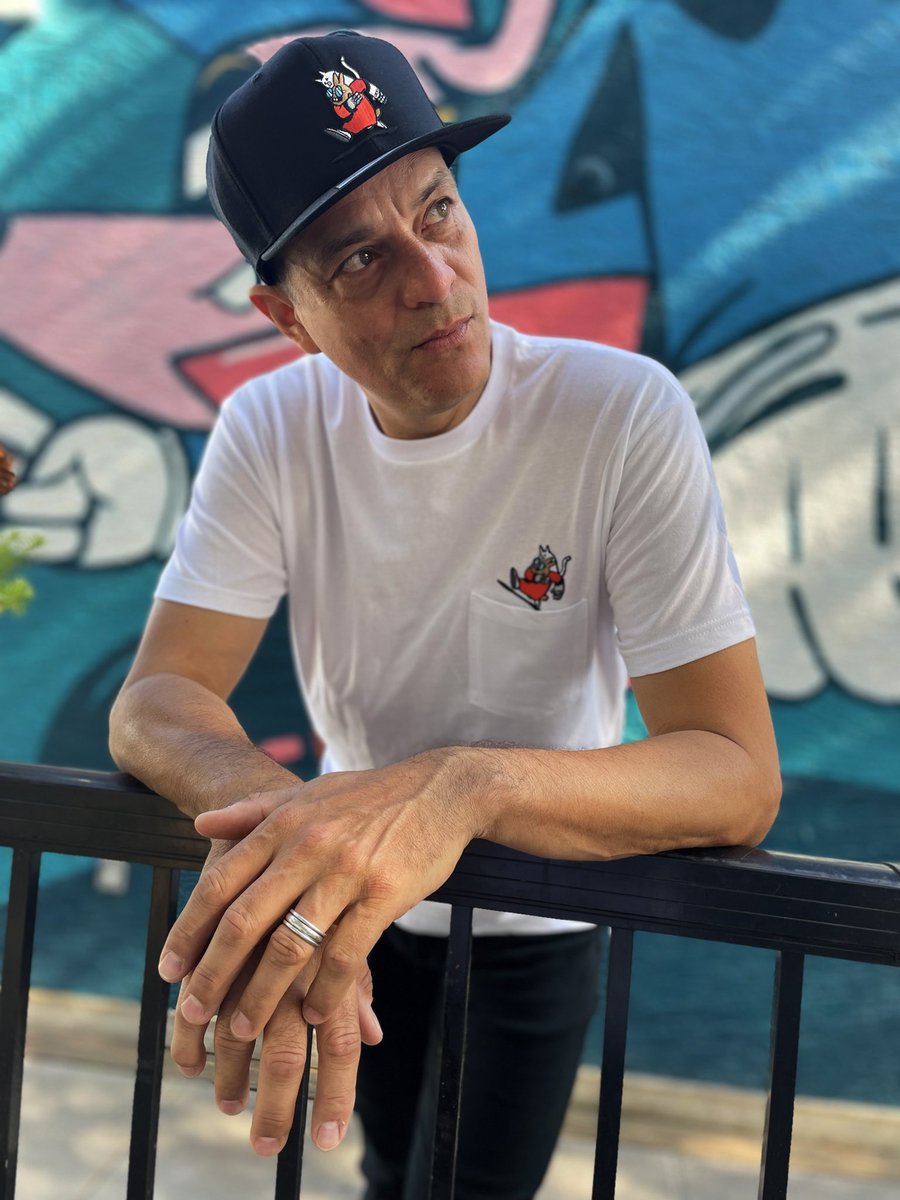 makegastown's tweet photo. The @BillionBuns #Flatbrim #Snapbacks are now available IN STORE and online! 6 βBunβ designs to choose from!
This new collection by #yvr artist @Chairman_Ting is exclusive to MAKE: https://t.co/6fFA6OG3vj
#BillionBuns
#bb #chairmanting
#NFTsYouCanWear
#CarsonTing
#nft #nfts https://t.co/ujxPqJfXlt