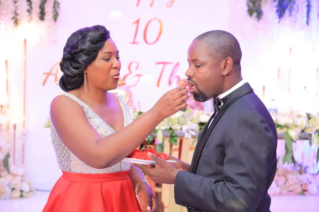 cakestudio_ug's tweet photo. #ThrowbackThursday
#cakeeating @Thomas_Tayebwa and Anita's Cake moments.
If the #deputyspeaker @Parliament_Ug did it, you can also do it.
Call/Whatsapp us on 0757310583 /0780372203 / 0706740071 /0706225800.
#throwback #tastyartcake๐๐๐ #cakestudio #cakeforwedding https://t.co/kcegJznJGy