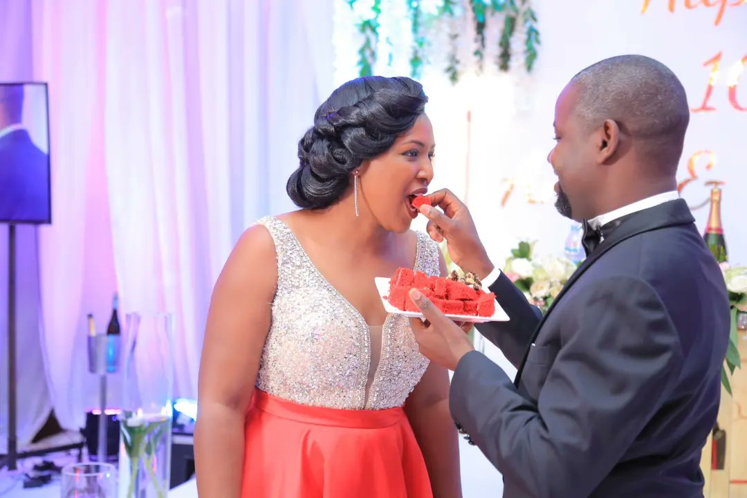 cakestudio_ug's tweet photo. #ThrowbackThursday
#cakeeating @Thomas_Tayebwa and Anita's Cake moments.
If the #deputyspeaker @Parliament_Ug did it, you can also do it.
Call/Whatsapp us on 0757310583 /0780372203 / 0706740071 /0706225800.
#throwback #tastyartcake๐๐๐ #cakestudio #cakeforwedding https://t.co/kcegJznJGy