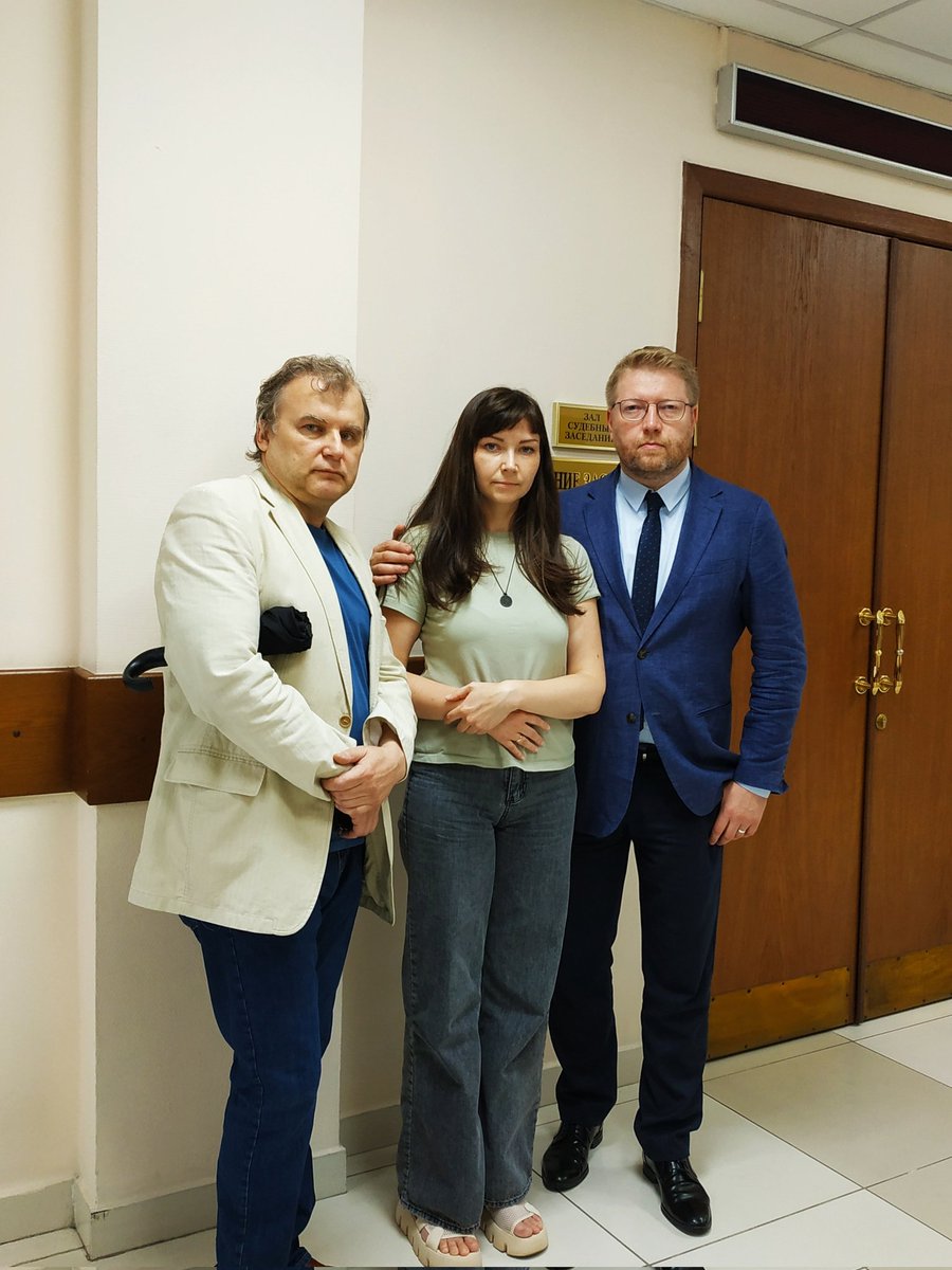 Председатель партии "Яблоко" Николай Рыбаков лично поддерживает журналистов Яна Кателевского и Александра Дорогова в суде.
Ранее Григорий Явлинский выступил с осуждением преследования журналистов по политическим мотивам yavlinsky.ru/article/borots…