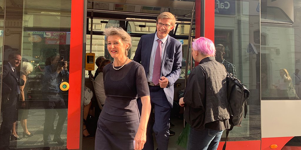 So geht #klimafreundlicheMobilität! Nach unserem bilateralen Gespräch über #Güterverlagerung und #Nachtzüge fahren der tschechische Verkehrsminister <a href="/makupka/">Martin Kupka</a> und ich per Tram zum nächsten Anlass. 
➡️ uvek.admin.ch/uvek/de/home/u…