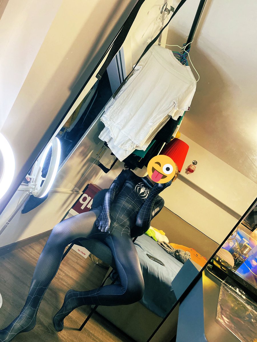 KZoosm's tweet photo. 第一次穿紧身衣，希望有人喜欢💕 https://t.co/J2OcWgvOMi