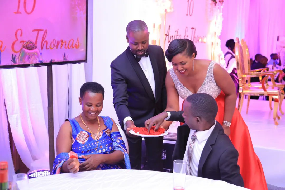 cakestudio_ug's tweet photo. #ThrowbackThursday
#cakeeating @Thomas_Tayebwa and Anita's Cake moments.
If the #deputyspeaker @Parliament_Ug did it, you can also do it.
Call/Whatsapp us on 0757310583 /0780372203 / 0706740071 /0706225800.
#throwback #tastyartcake๐๐๐ #cakestudio #cakeforwedding https://t.co/EJRWTECkGx