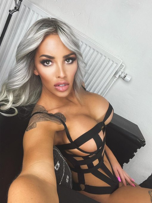 Hello my loves! Coming online in a few hours 🥰 https://t.co/MU8IiCUK5K