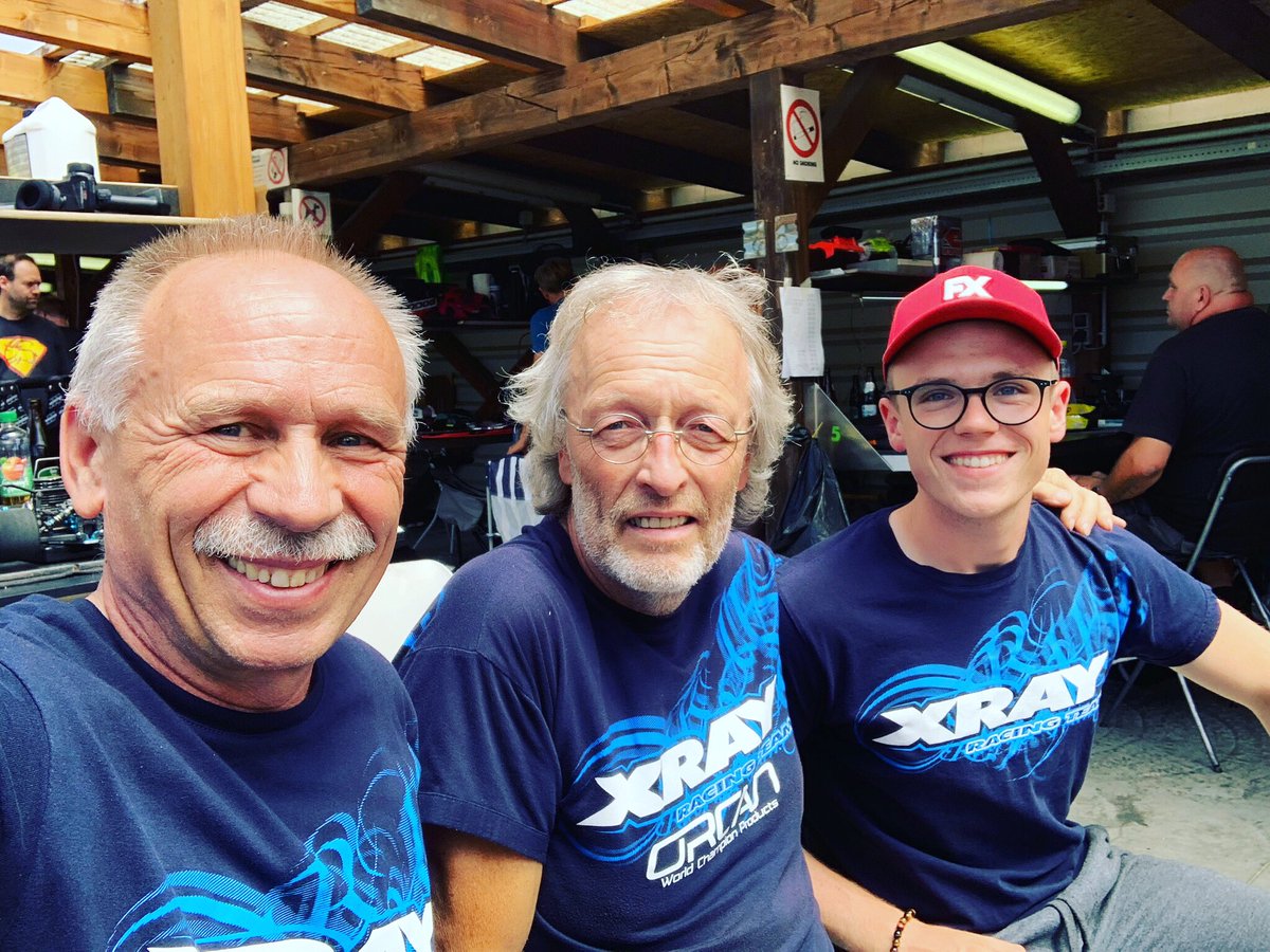 JurajHudy's tweet photo. With my mechanics at ENS R2 in Ettlingen #XRAY #XRAYracing #FX #FXengine #HUDY https://t.co/oDhN6cPdbY