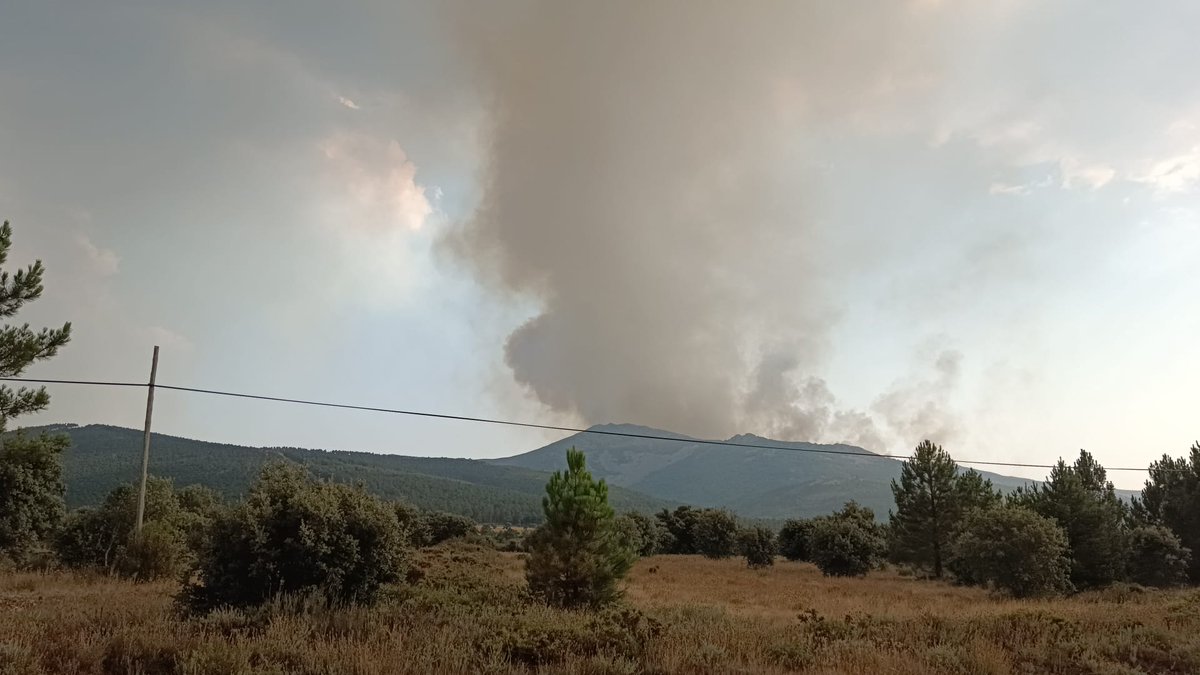 METEOYAYI's tweet photo. 🔴 MALAS NOTICIAS | #IFMonsagro

🔥Descontrolado el incendio en la Sierra de Francia en #Salamanca. Arde el Parque Natural de Las Batuecas.

Desolador 😭😰

📸Imagen del fuego desde la carretera SA-220 con C515 https://t.co/0759N9SnGn