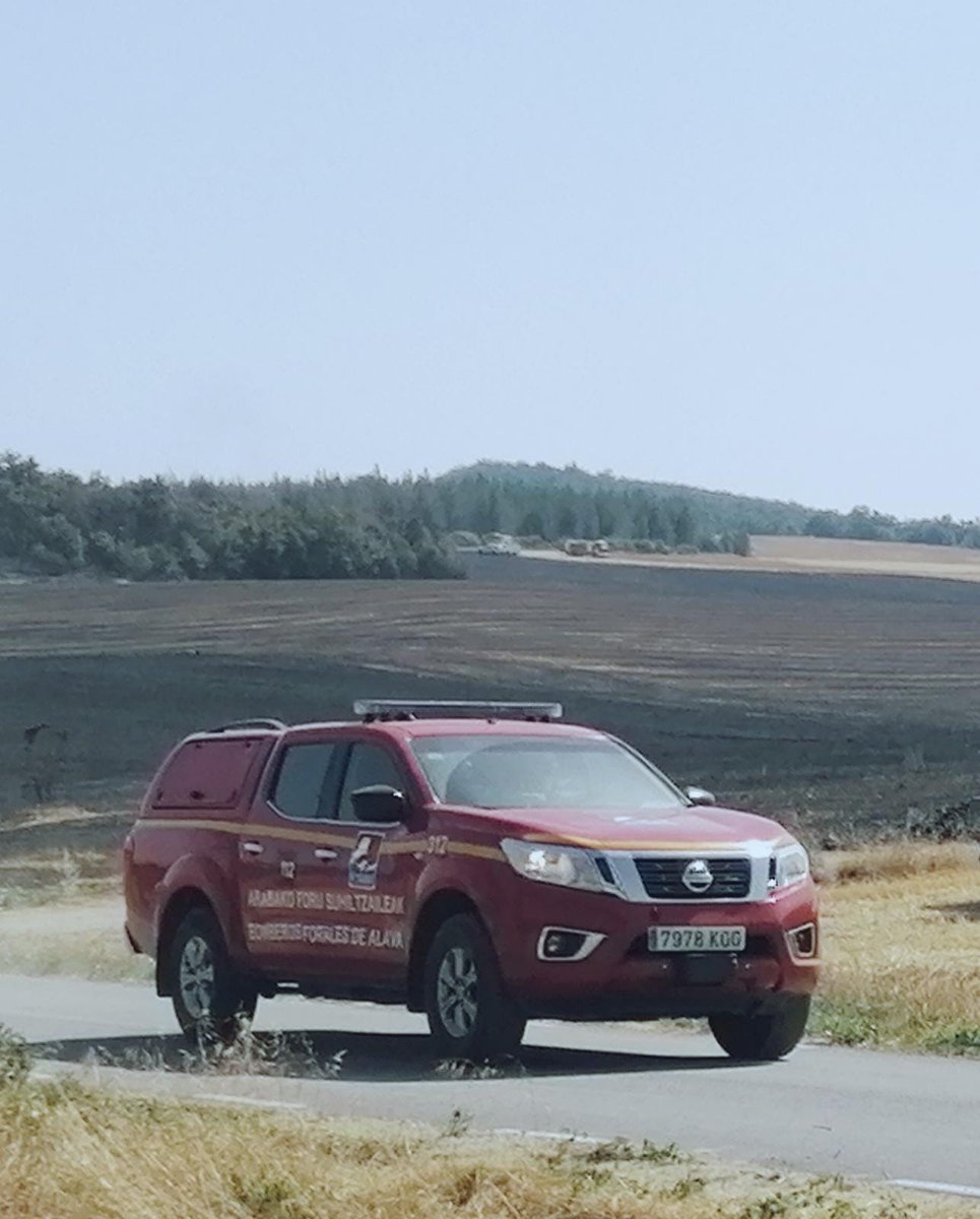 BomberosEuskadi's tweet photo. Simultaneando la actuación en incendios en Argandoña y Tuyo (Araba) @BomberosEuskadi @BomberosAraba ha acudido a apoyar a medios de Castilla y León @INFOCYL, @atbrif y @mitecogob en #IFAlbaina (Burgos). https://t.co/wVvCISRVcl
