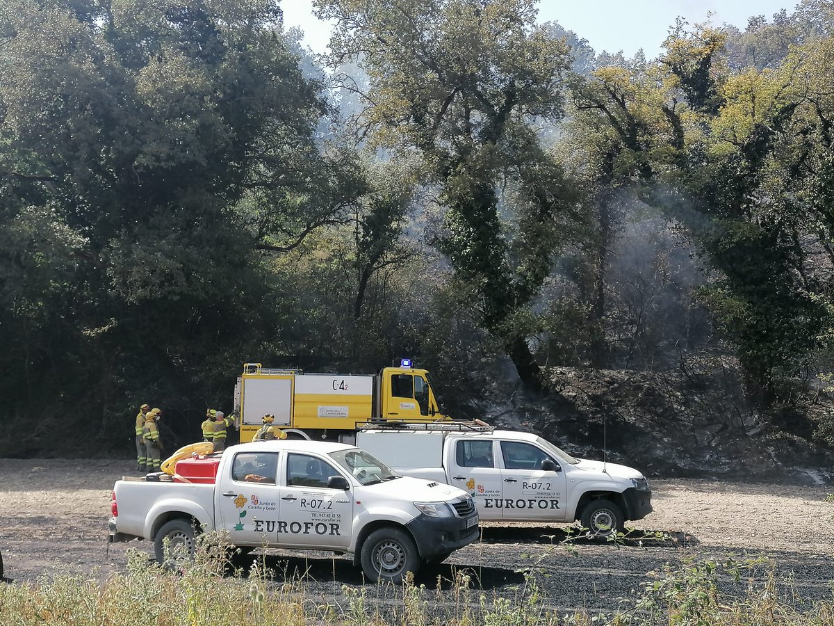 BomberosEuskadi's tweet photo. Simultaneando la actuación en incendios en Argandoña y Tuyo (Araba) @BomberosEuskadi @BomberosAraba ha acudido a apoyar a medios de Castilla y León @INFOCYL, @atbrif y @mitecogob en #IFAlbaina (Burgos). https://t.co/wVvCISRVcl