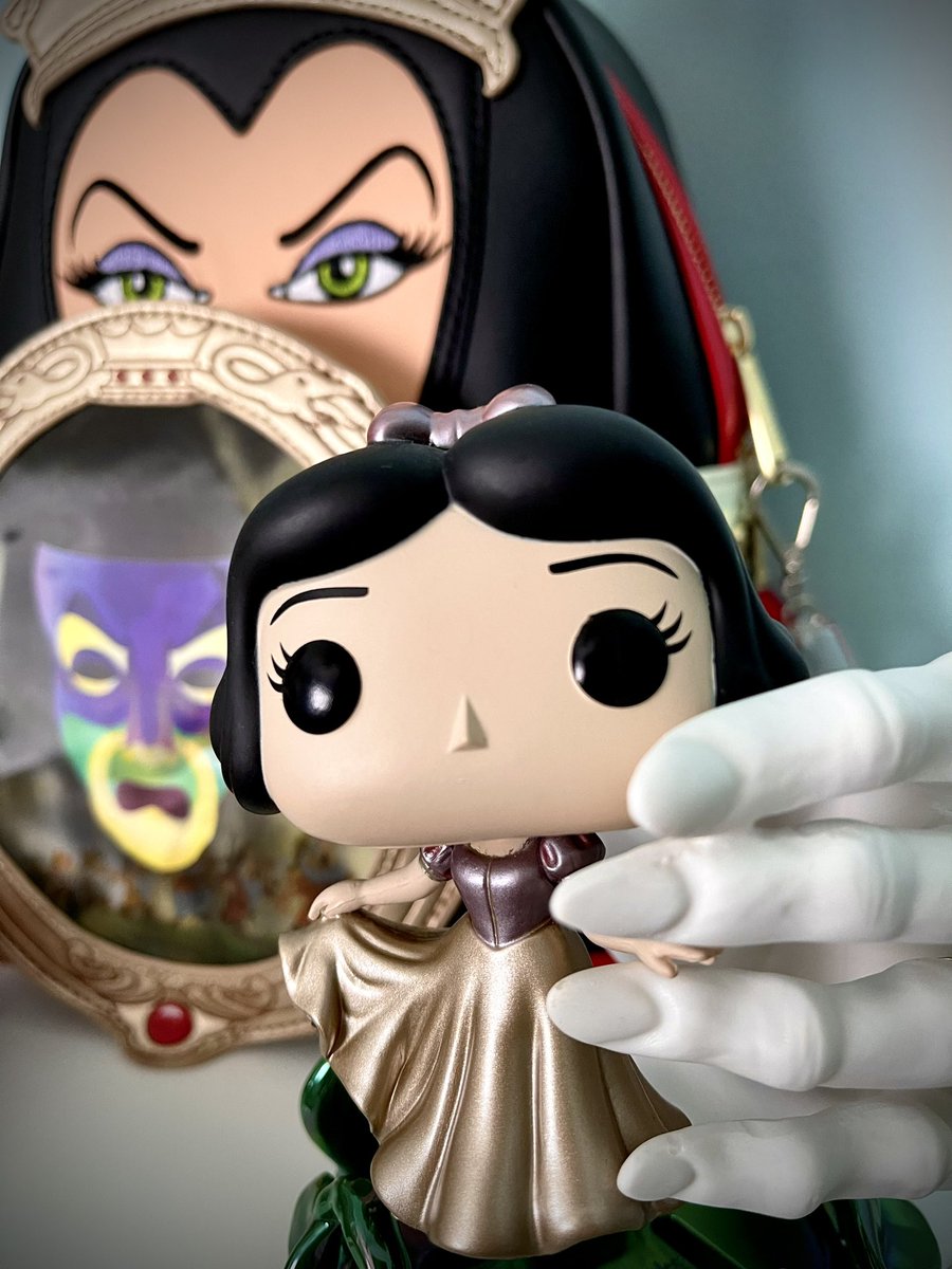 giannarose320's tweet image. #Funkophotoadaychallenge
Today’s theme is #conventionexclusives 

This pop and bag bundle is one of my 
favorite exclusives from #funkon2021 🍎🍏🍎🍏🍎🍏🍎🍏🍎🍏🍎🍏🍎🍏

#funkophotoaday #funkopop #funkopops #funko #loungefly #disneyloungefly #SnowWhite #evilqueen