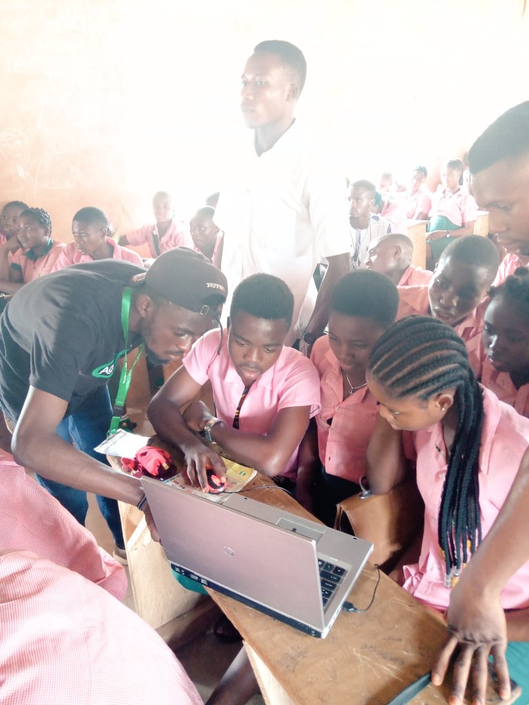 OAondo's tweet photo. If I understand something and I teach you, e no get how you no go Sabi am.
Throwback to the Benue Digital Initiative. Thank you @agritechub for the opportunity. https://t.co/DbEV66Yf2t