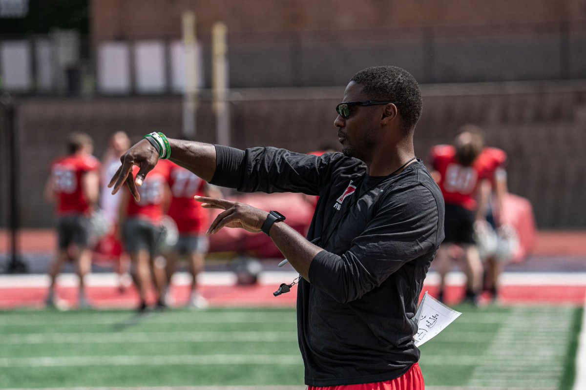 MiltonEagles_FB's tweet photo. We want to give a ππππ shoutout to our guy @TEwracademy from all of us at @MiltonHighSch Football, congratulating him on being included in the inaugural class of the Georgia High School ππππ ππ
π
πππ!!! He was and still is one of the best to ever do it!!! #Mpressive https://t.co/BSb9zk1B1M