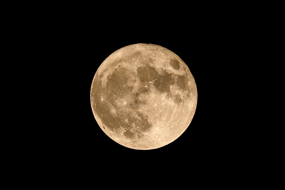 _PineapplePress's tweet photo. Beautiful photographs from Mark Potter! These photos were taken of this morning's sunrise, and last night's super moon.

Keep an eye out for Sunrise: A Photographic Journey of Comfort, Healing, and Inspiration, coming this November 2022.

#pineapplepress #photography #florida https://t.co/amFfLgGhsw