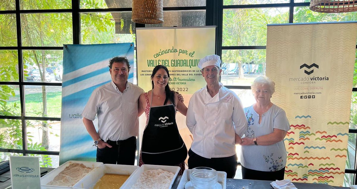 ppalmodovar's tweet photo. 🔝💯 Luis Merinas, cocinero del RESTAURANTE-HOSTAL SAN LUIS, ha impartido un Taller de elaboración de las croquetas de Almodóvar -de la tía Juana- en el Mercado Victoria, organizado por el GDR del Medio Guadalquivir al que han asistido Ana Campanero, y Ana Rodríguez.
#orgullocuco https://t.co/1Jj1ExOhWn