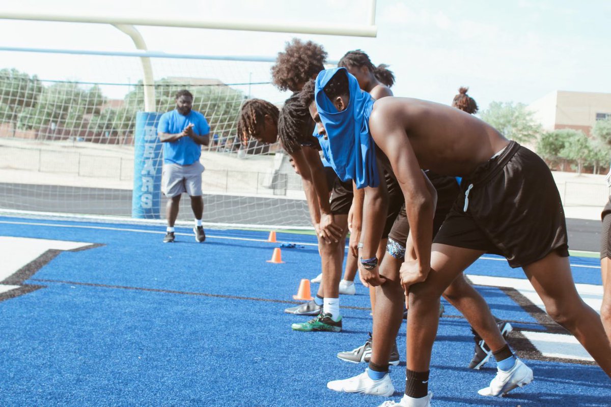 BrewerHSFB's tweet photo. Nothing to see here, just Bears at work! 😤🔵⚪️
#STILLFAMILY #BREWERNATION https://t.co/a9QHWMN5e6