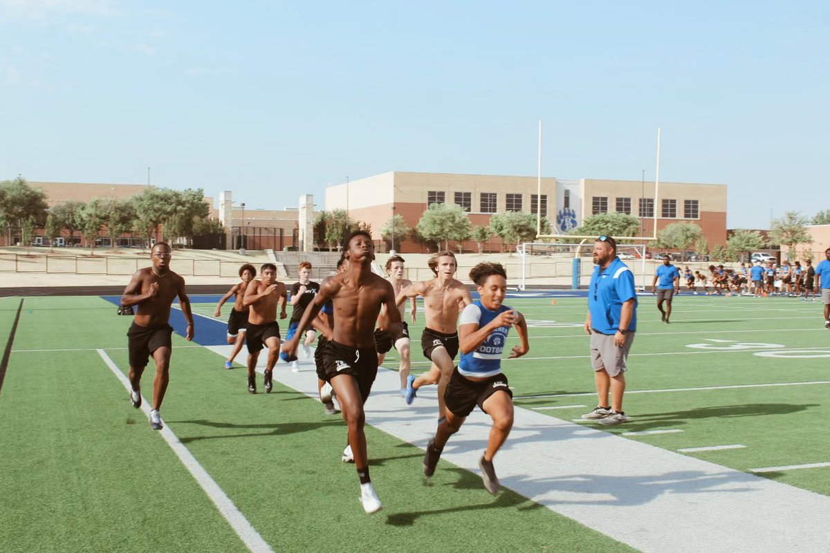 BrewerHSFB's tweet photo. Nothing to see here, just Bears at work! 😤🔵⚪️
#STILLFAMILY #BREWERNATION https://t.co/a9QHWMN5e6