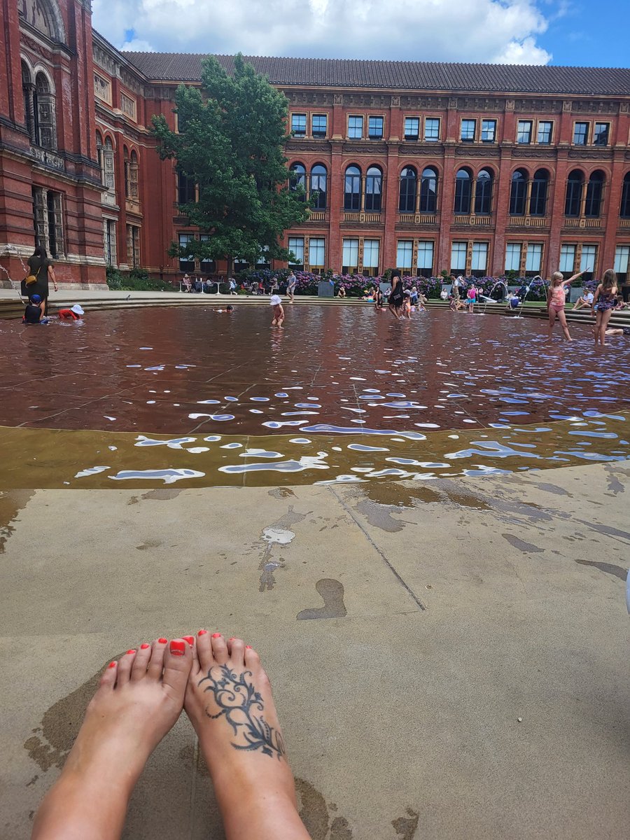 TinaVee5's tweet photo. Exciting day in London with my lovely lot @uniofglos https://t.co/CutXlgWnB8