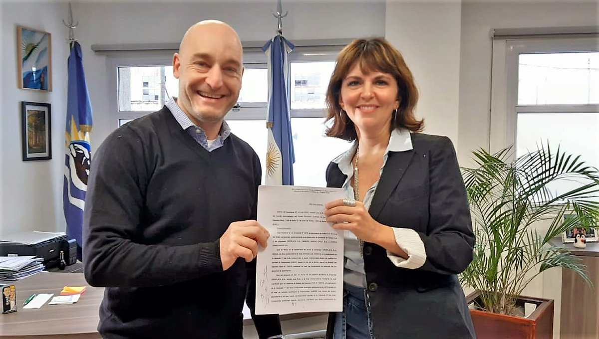 La ministra <a href="/silcorrgl/">Silvina C</a> recibió al edil de #PuertoSanJulián Gustavo Álvarez para formalizar la entrega de la Resolución con la cual se autoriza al Fideicomiso Unirse, brindar los fondos necesarios para optimizar la operatividad de la Terminal Artesanal Pesquera de la localidad