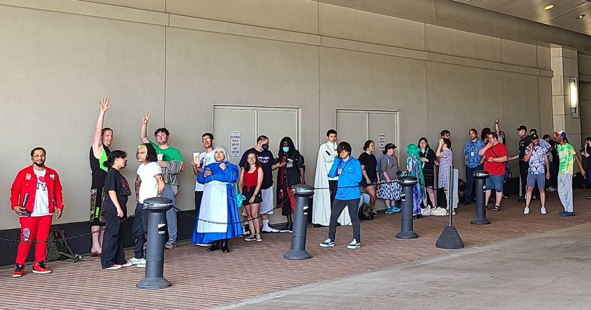 ConnectiCon's tweet photo. These attendees and more have been waiting on line for #CTConXIX since 8 AM. There wait is almost over!
Badge Pickup starts at 2! https://t.co/YHXIMqwPck