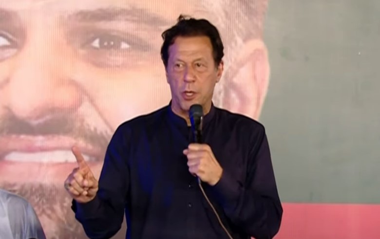 Waqtnewstv's tweet photo. جب بھی ملک پر مشکل آتی ہے یہ لوگ باہر بھاگ جاتے ہیں، عمران خان
#ImranKhan #ImranKhanPTI #PTIOfficial @ImranKhanPTI @PTIofficial @InsafPK #PTIMultanJalsa https://t.co/7qozmfHRYA