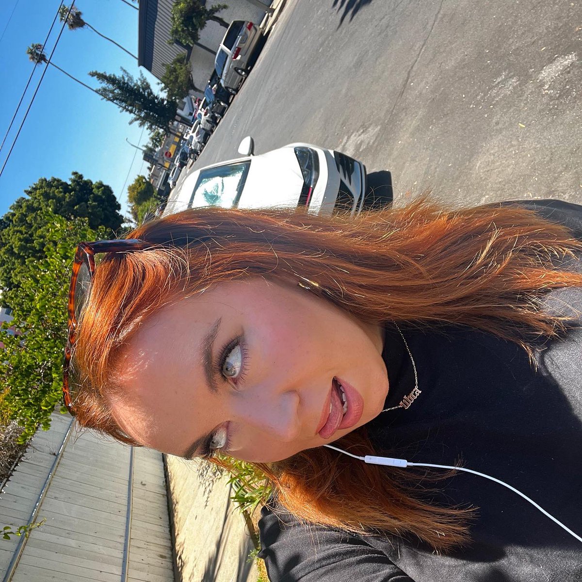sarahsaintjames's tweet photo. happy girl ☀️🌴 https://t.co/1ezIqlMyCJ