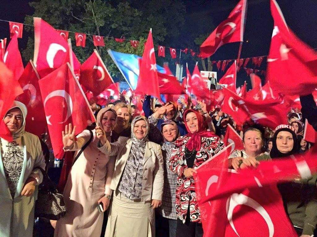 Kahramanlardır elbette. Onlarca, yüzlerce yıl dahi geçse unutmayacağımız, unutamayacağımız kahramanlar. Ruhları şâd, mekanları cennet olsun. 🇹🇷

Sözün özü, mabedimizin göğsüne namahremin eli değmesin diye biz bir ölür, bin diriliriz!

Bu vatan bizim! #TürkiyeGeçilmez