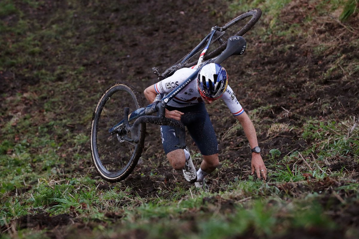 TeamGB's tweet photo. What did you do in the last 12 months?

@tompidcock won Olympic gold in mountain biking and a World Championship in cyclocross.

And now the iconic Alpe d'Huez stage at the #TDF2022 https://t.co/v7mJ0A2ybM