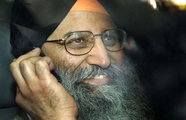 BaazNewsOrg's tweet photo. BREAKING | Ripudaman Singh Malik has been shot dead in Surrey, Canada. Police reports are still coming in, but early reports suggest he was shot dead in his car. He was the founder of Khalsa Credit Union, and was acquitted in 2005 in connection to the 1985 Air India bombing case. https://t.co/fGGGHYT1Mv